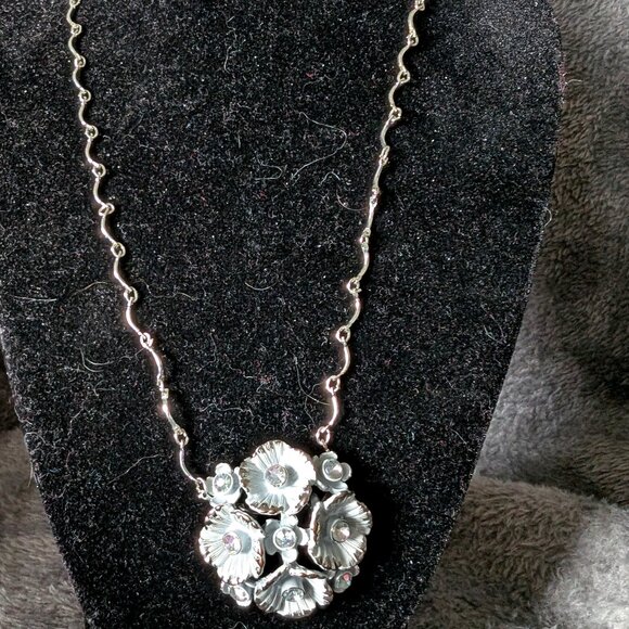 GORGEOUS WHITE METAL GEMMED FLOWERS ON FANCY DAINTY CHAIN #23 - Picture 1 of 3